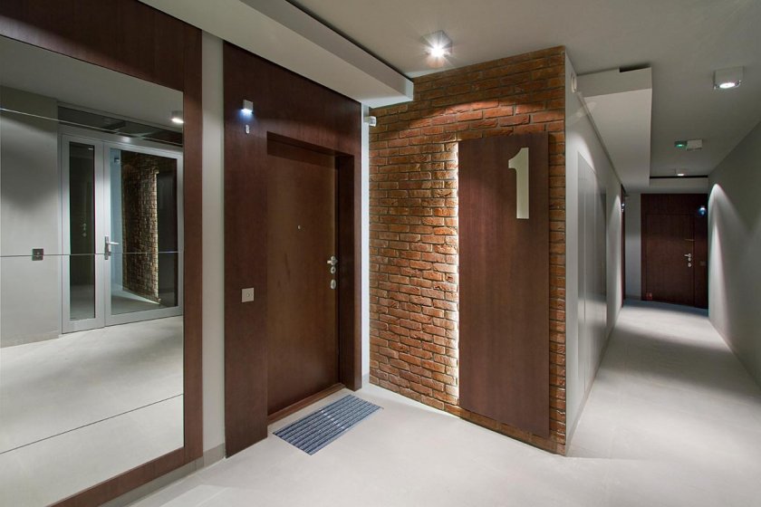 Do apartamentów prowadzą portalowe drzwi o podwysższonej odporności na włamanie