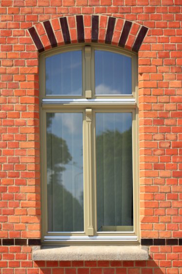 Detal okna odrestaurowanej elewacji