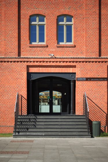 Wejście do budynku Grunwaldzka 186