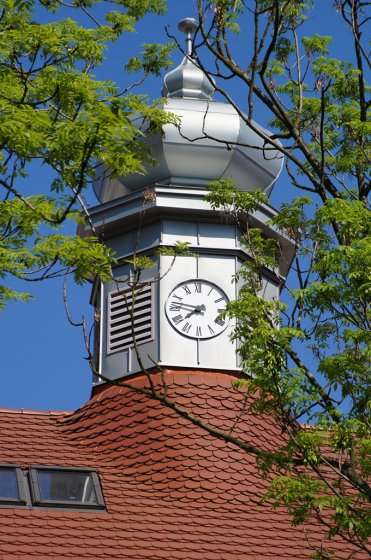 Wieżyczka Willi Komendanta z zegarem